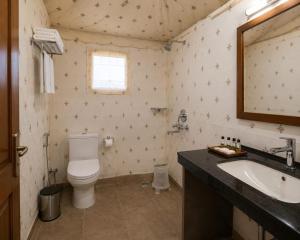 a bathroom with a toilet and a sink at Oran Desert camp & Resort in Sām