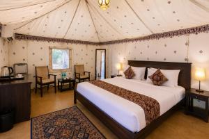 a bedroom with a bed in a tent at Oran Desert camp & Resort in Sām