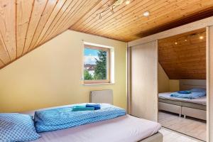 a bedroom with two beds and a window at Work&Travel-Pension Tobias in Selb