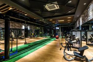 Cresco Hotel Buriram的健身中心和/或健身设施