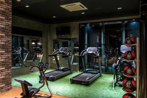Cresco Hotel Buriram的健身中心和/或健身设施
