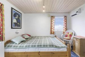 a small bedroom with a bed and a window at 12231-Sjaellands-Odde-Rogerivej-2 in Havnebyen