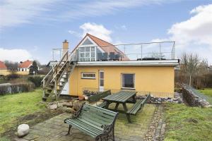 a house with a table and benches in front of it at 12231-Sjaellands-Odde-Rogerivej-2 in Havnebyen