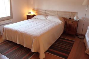 a bedroom with a large bed with a wooden headboard at Caspineda Agriturismo in Montebelluna