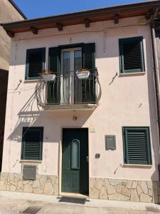 a building with a green door and a balcony at B&b DA FELICE MONOLOCALE in Serino