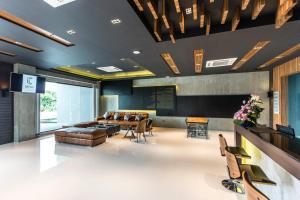 Cresco Hotel Buriram的电视和/或娱乐中心