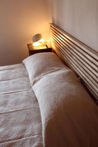 a bedroom with a bed with a window and a lamp at Caspineda Agriturismo in Montebelluna