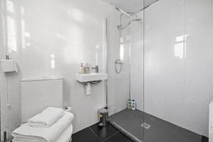 a bathroom with a shower and a toilet and a sink at Spacious 3BED Home in Rugby - Ideal for Groups in Clifton upon Dunsmore