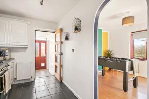 a kitchen with a sink and a table in a room at Spacious 3BED Home in Rugby - Ideal for Groups in Clifton upon Dunsmore +12 photos