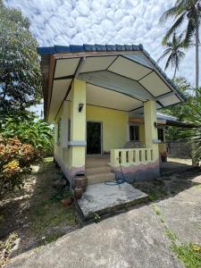 a small house with a large roof at Jano House in Ban Mae Nam