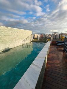 a swimming pool on the roof of a building at PARK DEL PRADO - Conforto pertinho do mar in Cabedelo