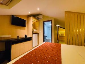 a large room with a kitchen and a room with a bed at Sea Paradise Hospedagem in Fernando de Noronha