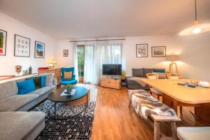 a living room with a couch and a table at Reihenvilla Ambachgasse in Caldaro