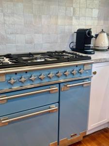 a blue stove top oven in a kitchen at Fern House in Lorne