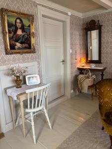 a room with a painting of a woman on the wall at Gammel stua AS in Andøya
