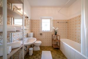 a bathroom with a tub and a toilet and a sink at Villetta Allegra in Appiano sulla Strada del Vino
