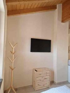 a room with a wall with a tv and a dresser at La Corte dell'Angelo Rooms - Guest House in Orio al Serio +16 photos