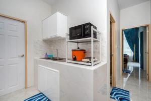 a kitchen with a counter top with a microwave at Good Pool Villa Luxury in Ban Hui Yai Muk