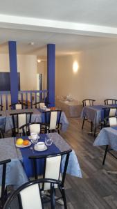 Restoran või mõni muu söögikoht majutusasutuses Hôtel Les Comtes de Pardiac