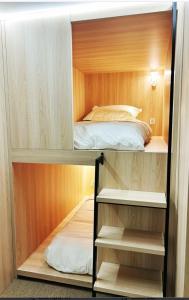 a room with two bunk beds and a bed at Hostel del Lago, habitaciones privadas y cabañas in El Chalten