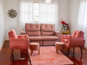 a living room with a couch and two chairs at Cobertura com Vista e Conforto no RS in Santo Ângelo