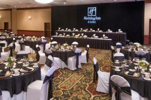 a group of tables and chairs in a banquet hall at Holiday Inn Cincinnati-Eastgate by IHG in Eastgate +68 photos
