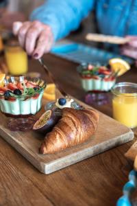 a table with a plate of food and a croissant at Uitgerust voor Zaken in Heerenveen