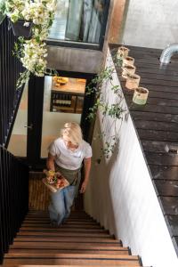 a woman is walking down a stair case at Uitgerust voor Zaken in Heerenveen +21 photos