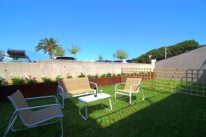 a group of chairs and a table in a yard at Apartamentos turísticos El Pinar in Mogro