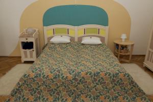 Uma cama ou camas num quarto em Wohnzimmer