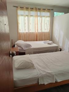 a bedroom with two beds and a window at Indiana Lodge in Santa Clara