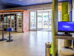 a store lobby with a computer on a counter at Ibis Budget Uberlândia in Uberlândia