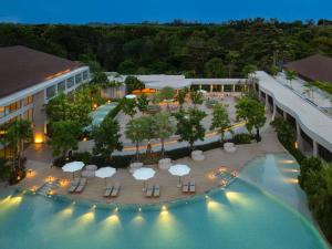 an overhead view of a hotel with a pool at Mercure Rayong Lomtalay Villas & Resort in Mae Pim