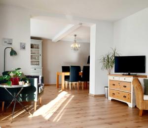 a living room with a television and a dining room at Ferienwohnung Stadt-Land-Fluss in Bad Salzuflen