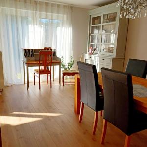 a living room with a dining room table and chairs at Ferienwohnung Stadt-Land-Fluss in Bad Salzuflen