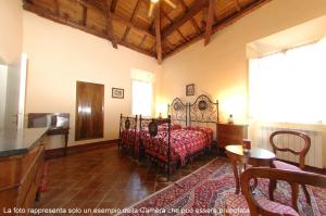 - une chambre avec un lit et une table dans l'établissement B&B Villa Dei Priori, à Monsampolo del Tronto