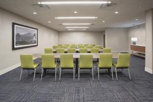 a conference room with a long table and chairs at Holiday Inn Express & Suites Monterrey Valle by IHG in Monterrey
