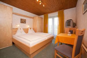 Tempat tidur dalam kamar di Haus Kaiser