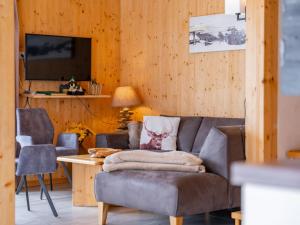a living room with a couch and a table at Das Edelweiss in Hohentauern
