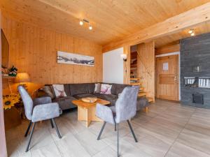 a living room with a couch and a table at Das Edelweiss in Hohentauern