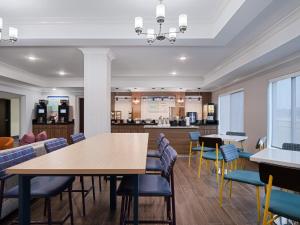 a dining room with a table and chairs at Garner Hotel Longview South by IHG in Longview