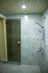 Koupelna v ubytování Lohi-Aslakin Lomamökit + 35 fotografií