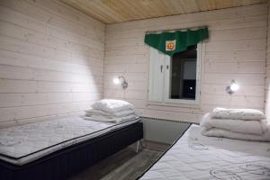 Postel nebo postele na pokoji v ubytování Lohi-Aslakin Lomamökit