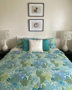 a bedroom with a bed with a blue and green blanket at Aireys Oasis in Aireys Inlet