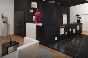 a room with a statue of a man on a stand at INNSiDE by Meliá Frankfurt Ostend in Frankfurt