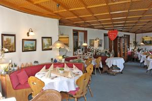 ein Restaurant mit Tischen und Stühlen in einem Zimmer in der Unterkunft Hotel Sarbacher in Gernsbach