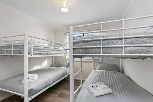 two bunk beds in a small room with at Merihaven in Apollo Bay