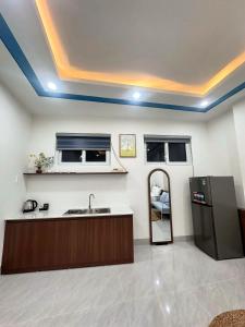 a kitchen with a sink and a mirror in a room at Lêu Hêu Villa & Coffee in Thôn Mỹ Phước