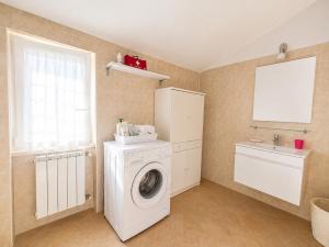 a laundry room with a washing machine and a sink at Appartamento la casa di Mary Anguillara Sabazia-Lago,Relax e Roma a portata di treno in Anguillara Sabazia