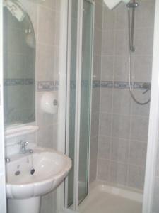 un baño con lavabo y ducha en Royal Hotel, en Blackpool 42 fotos más